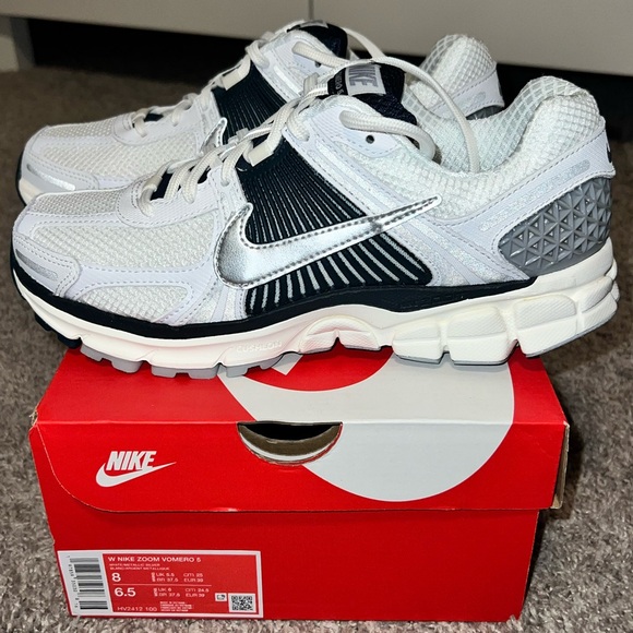 BRAND NEW IN BOX Nike Vomero 5 Women's Sneakers - White, Silver, and Deep Blue - Picture 6 of 15